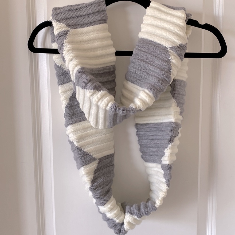 🆕 NWT Calvin Klein Infinity Loop Sweater Scarf, Creamy White & Gray